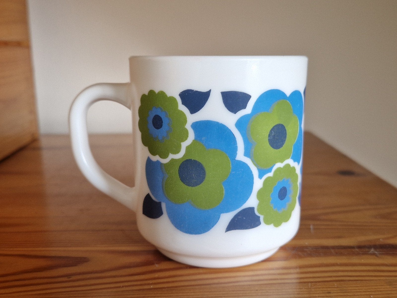 Arcopal Lotus beker - Vintage bloemendesign, Antiek en Kunst, Antiek | Servies los, Verzenden