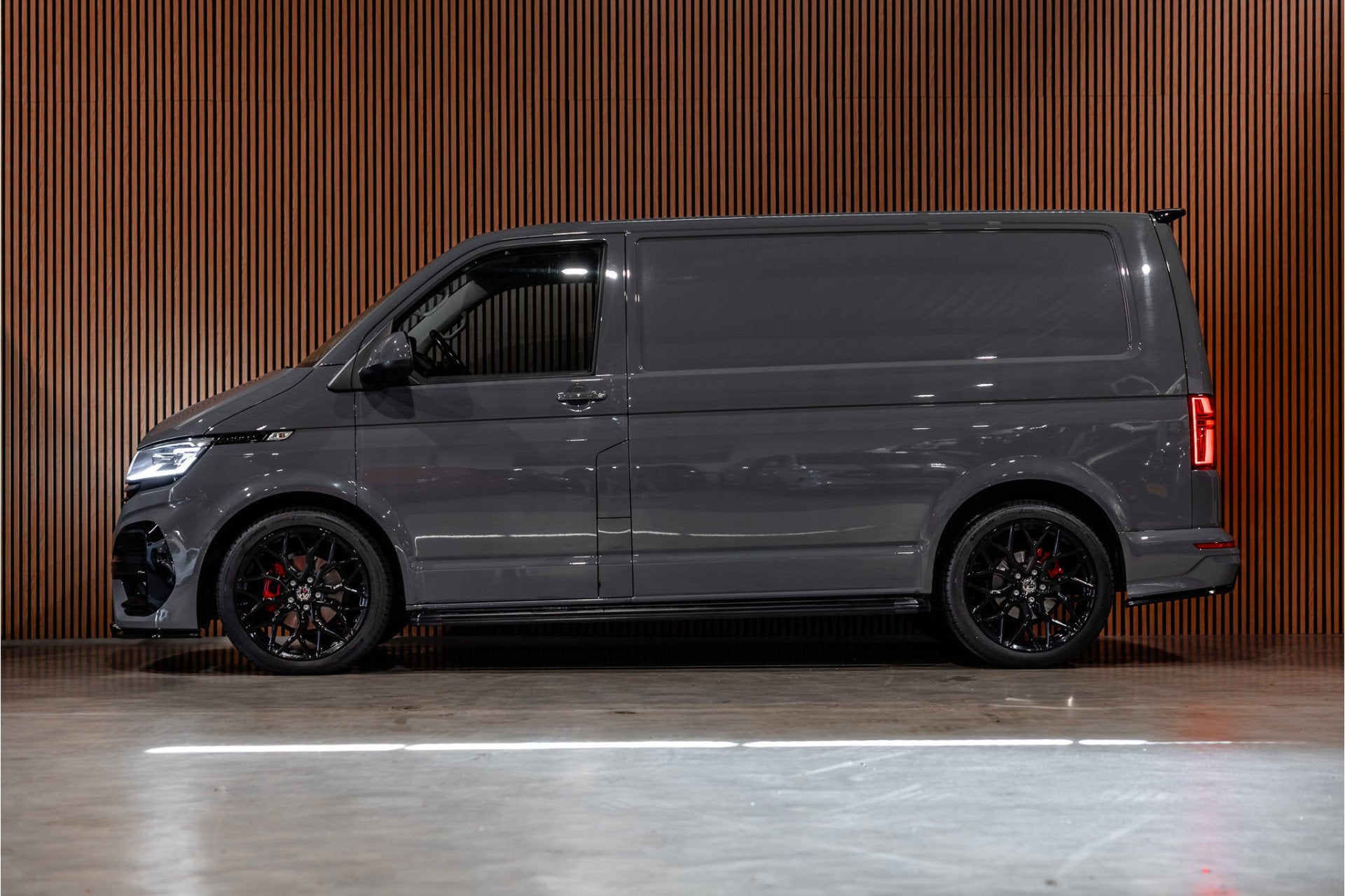 Volkswagen Transporter 2.0 TDI BULLI | ACC | Bi-Xenon | Virt, Auto's, Dealer onderhouden, Gebruikt, 4 cilinders, 150 pk