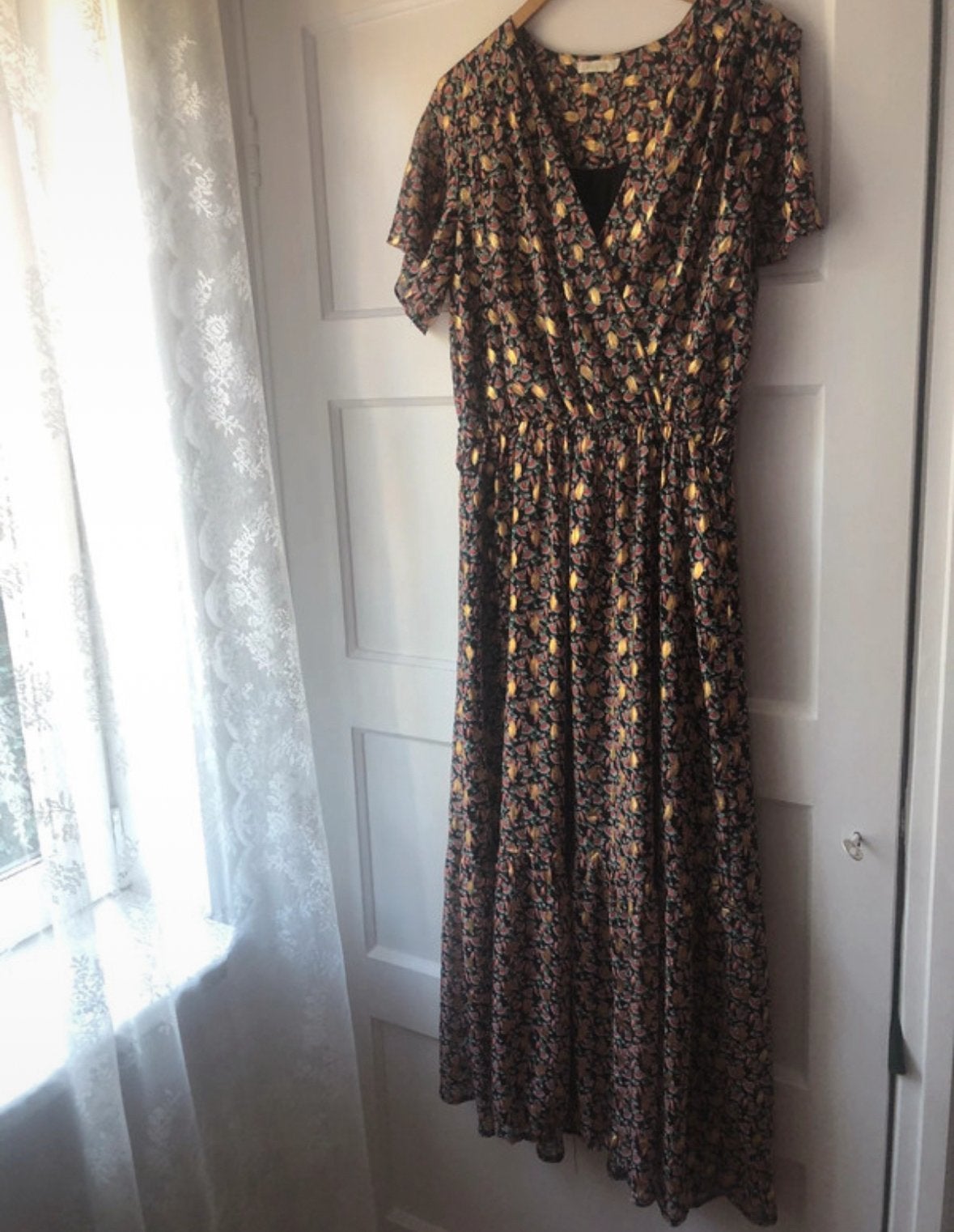 Maxi lange voile zwart rood gebloemde goud jurk Lili & Lala, Kleding | Dames, Maat 38/40 (M), Zwart, Nieuw, Ophalen of Verzenden