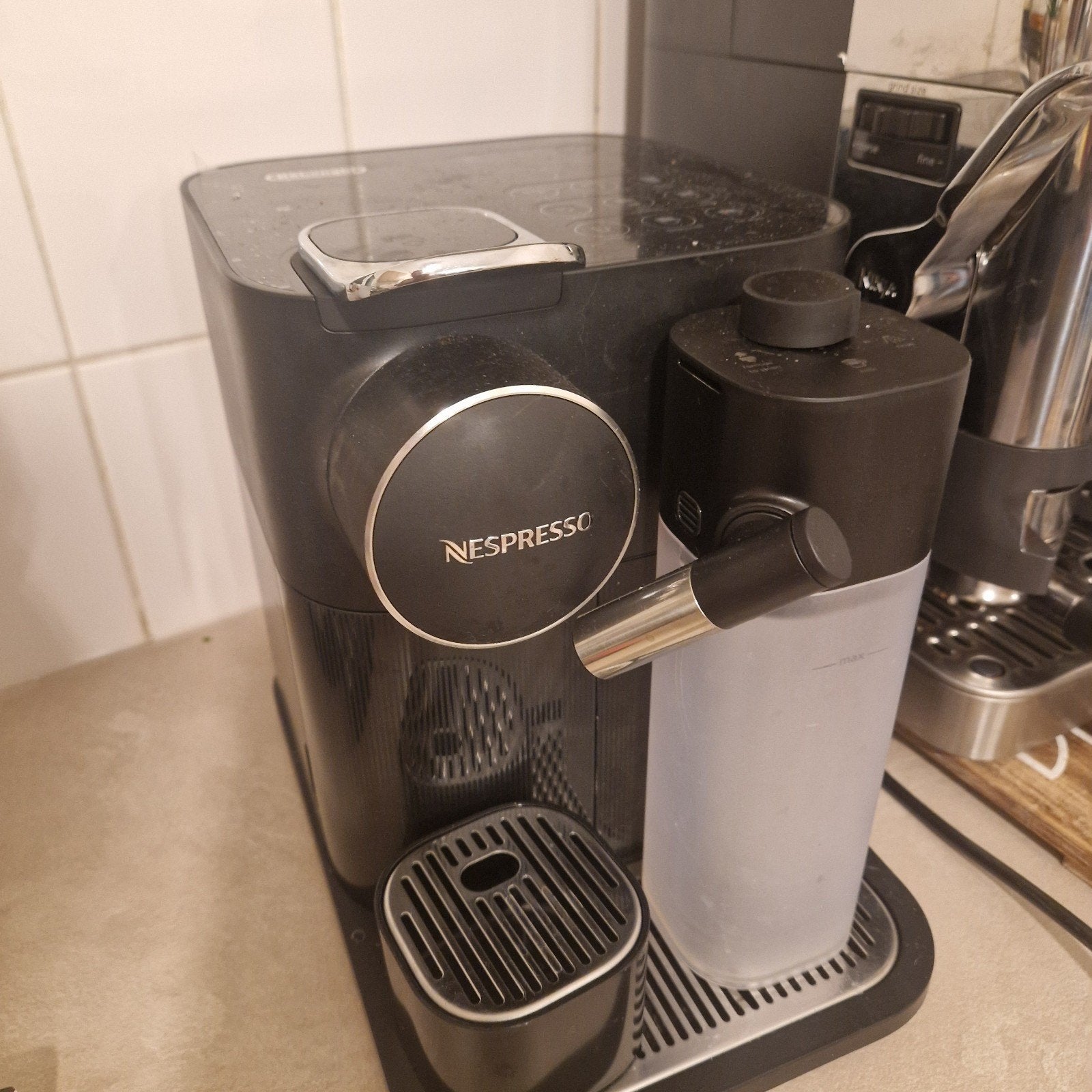 Nespresso De'Longhi Lattissima One - Zwart, Ophalen, Koffiepads en cups, Espresso apparaat, Zo goed als nieuw