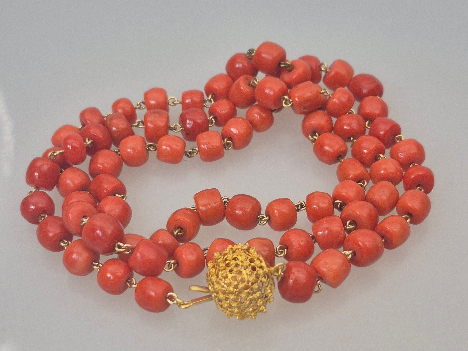 Antiek bloedkoralen halssnoer met gouden cantille sluiting, Ophalen of Verzenden, Goud, Ketting