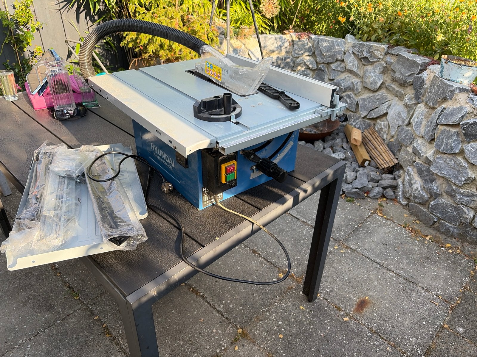 Hyundai Tafelzaag 1500W met zijtafels (nieuwstaat), Ophalen, Cirkelzaag, 70 mm of meer, Zo goed als nieuw