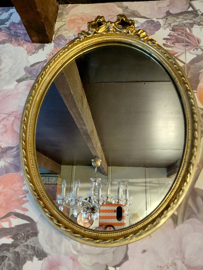Goudkleur spiegel met strik, Antiek en Kunst, Antiek | Spiegels, Ophalen of Verzenden, Ovaal, Minder dan 50 cm, Minder dan 100 cm