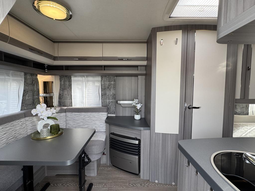 Hobby On Tour 470 UL met enkele bedden *Mover/Zakluifel/Fiet, Caravans en Kamperen, Caravans, Vast bed, Rondzit, Hobby, Kachel