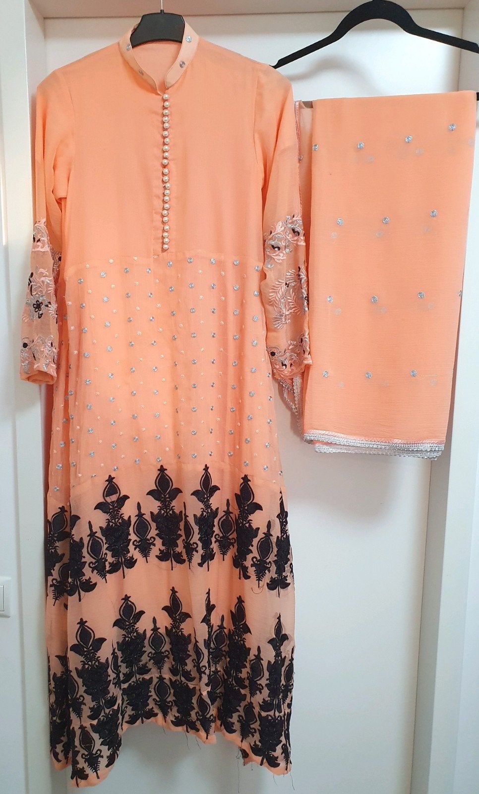 Perzikkleurige maxi  jurk met zwarte borduursels en sjaal, Oranje, Ophalen of Verzenden, Maat 34 (XS) of kleiner, Onder de knie