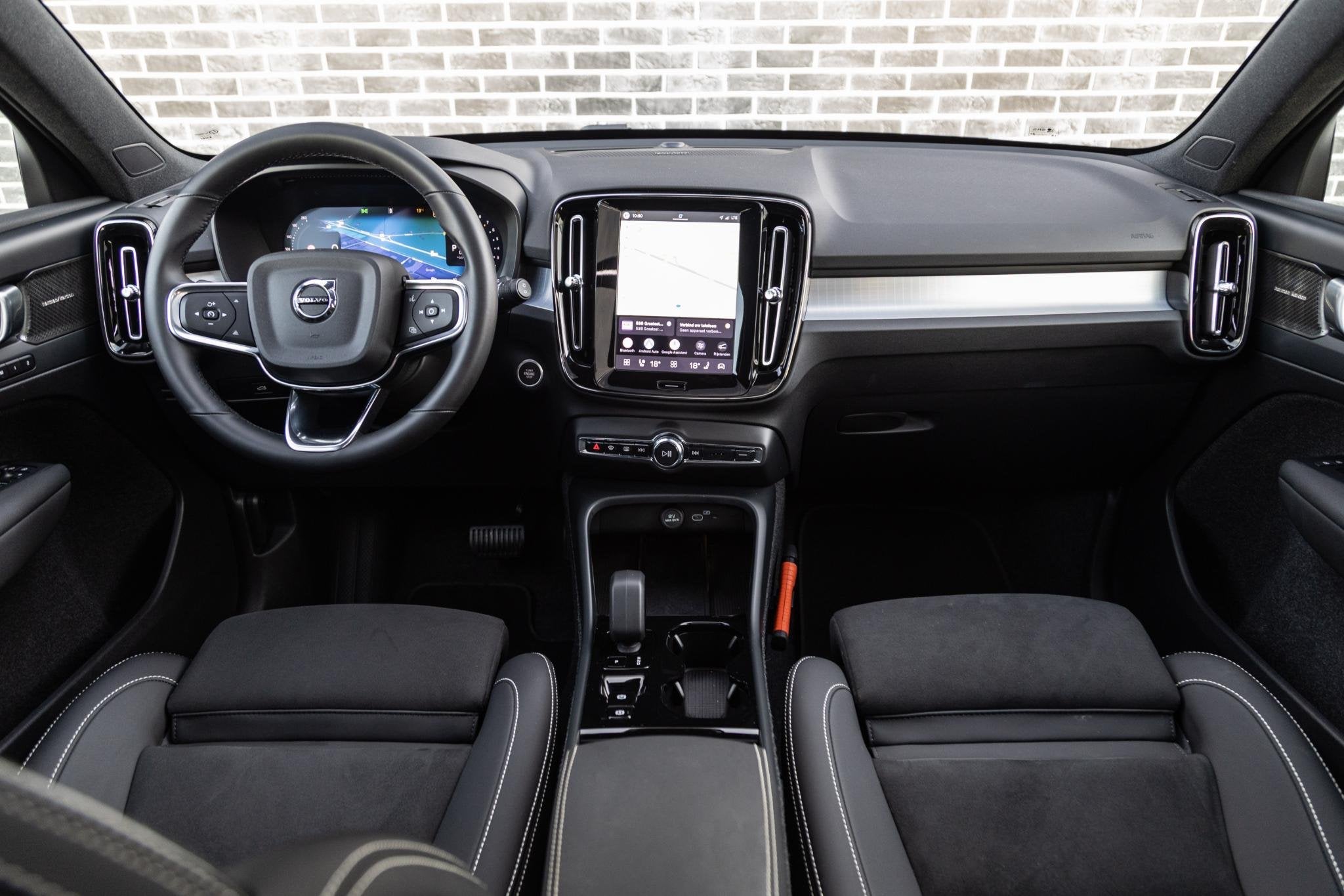 Volvo XC40 2.0 B4 Plus Dark | Trekhaak | Panoramadak | Licht, Gebruikt, Euro 6, 4 cilinders, Leder en Stof