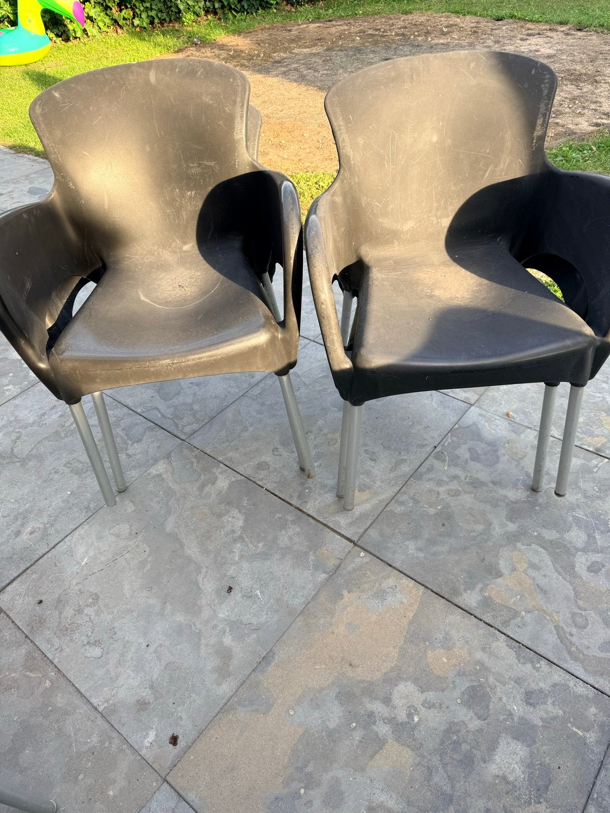 6 zwarte tuinstoelen met 2 lichte beschadigingen, Tuin en Terras, Tuinstoelen, Ophalen, Gebruikt, Kunststof