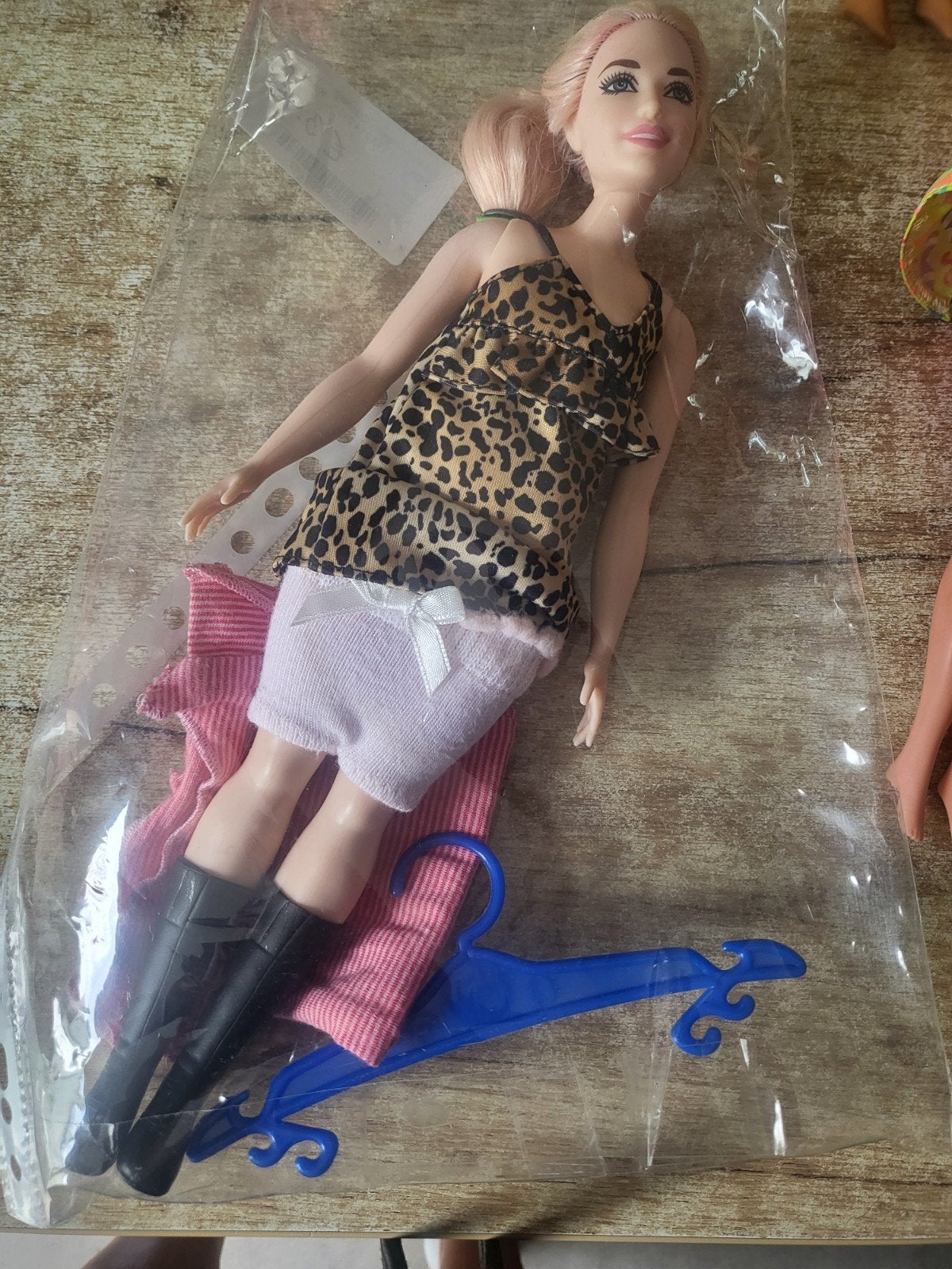Barbie pop met kleding en accessoires, Ophalen of Verzenden, Zo goed als nieuw, Barbie