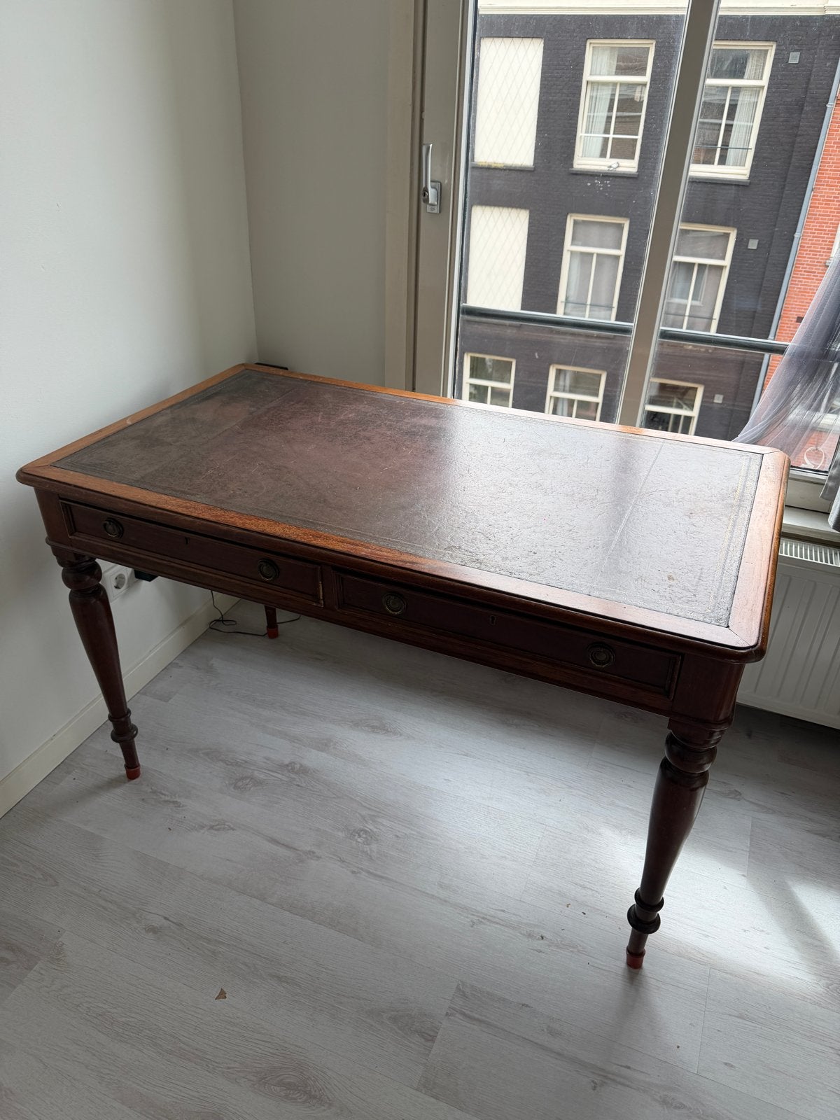 Antiek houten bureau / schrijftafel met leren blad – massief, Ophalen, Met lades, Gebruikt, Hout