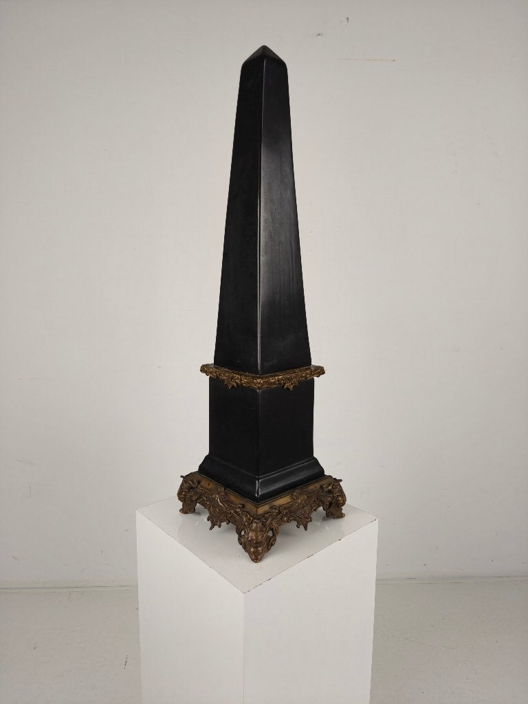 Zwarte Porseleinen Obelisk met Bronzen Ornamenten – 20e Eeuw, Ophalen of Verzenden