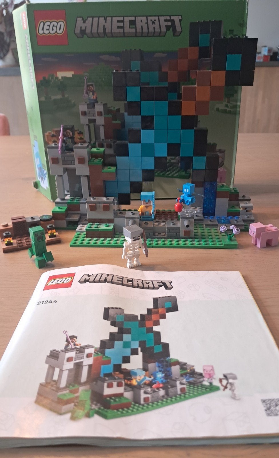 LEGO Minecraft 21244 The Sword Outpost + gratis set 30647, Ophalen of Verzenden, Zo goed als nieuw
