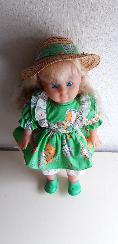 prachtige pop met lang haar en zonnehoed 40 cm, Verzamelen, Poppen, Ophalen of Verzenden, Zo goed als nieuw, Pop