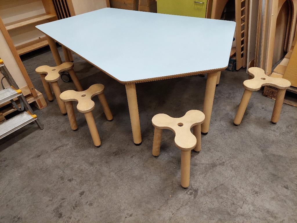 HaBa laagzit: C3 5-hoekige tafel met 7 krukjes / groepstafel, Kinderen en Baby's, Kinderkamer | Tafels en Stoelen, Ophalen of Verzenden