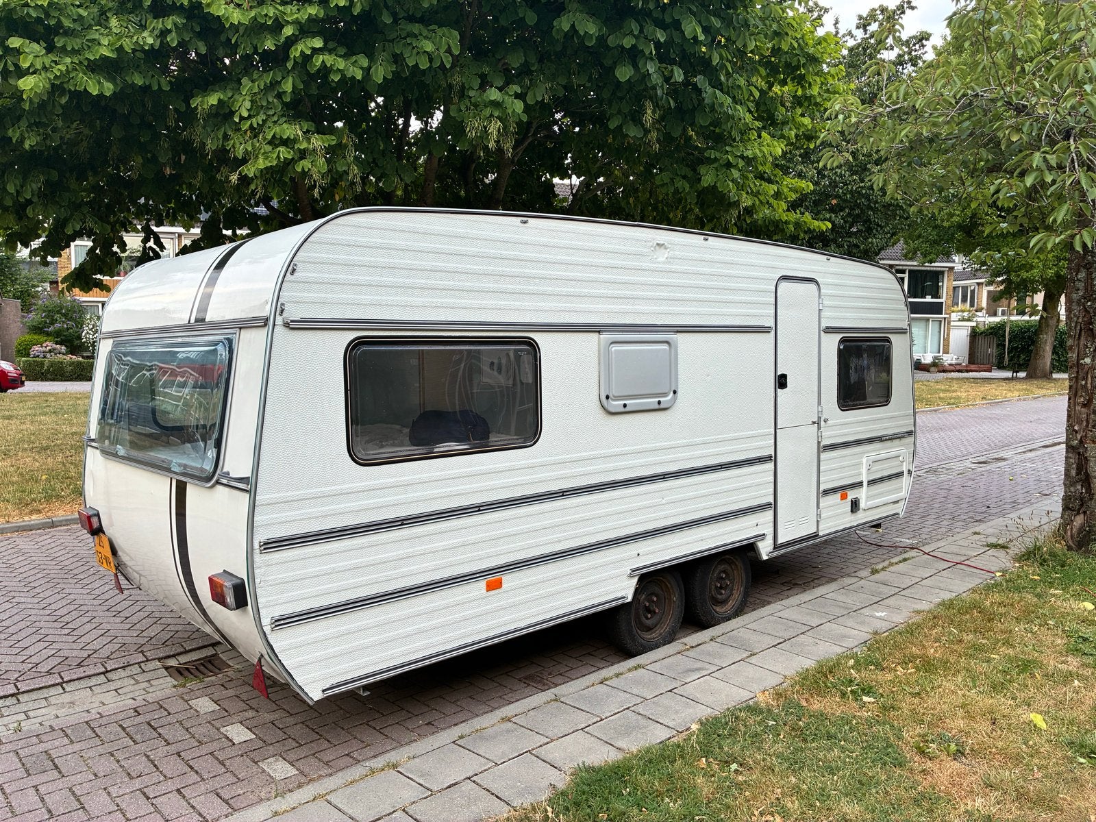 Unieke verbouwde 4 persoons caravan met 4 vaste bedden, Vast bed, Rondzit, Particulier, 1250 - 1500 kg
