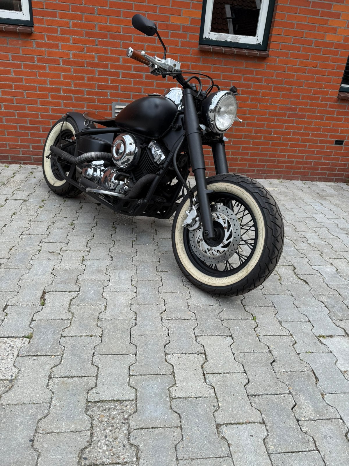 Zeer nette Yamaha Dragstar 650 Customized by NL Bobbers, 2 cilinders, Occasion, Bedrijf, Sportuitlaat