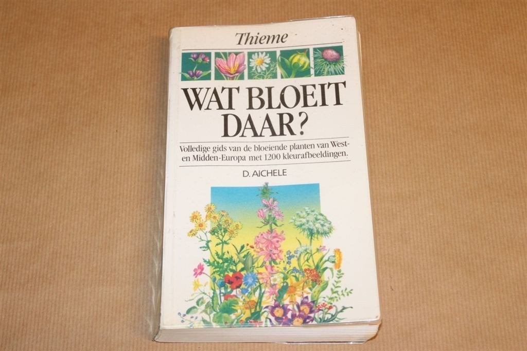 Wat Bloeit Daar? [1988] — Plantengids West-Europa, Boeken, Natuur, Ophalen of Verzenden, Gelezen