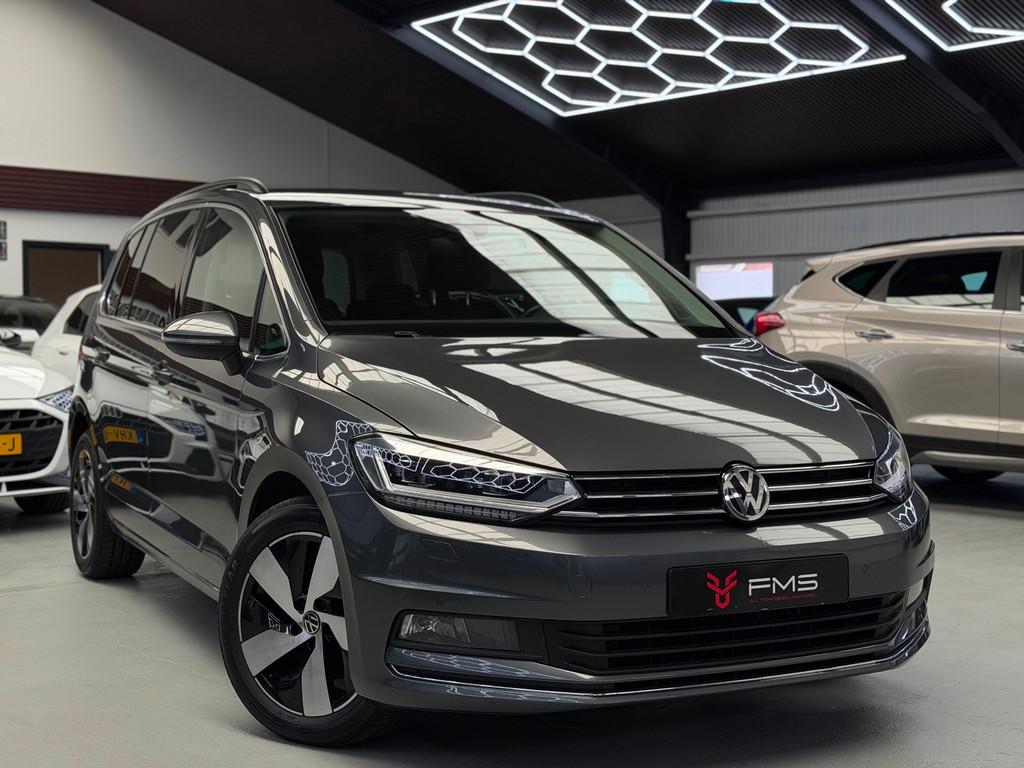 Volkswagen Touran 1.4 TSI Highline 7p CarPlay Trekhaak, Gebruikt, Zwart, 4 cilinders, 7 stoelen