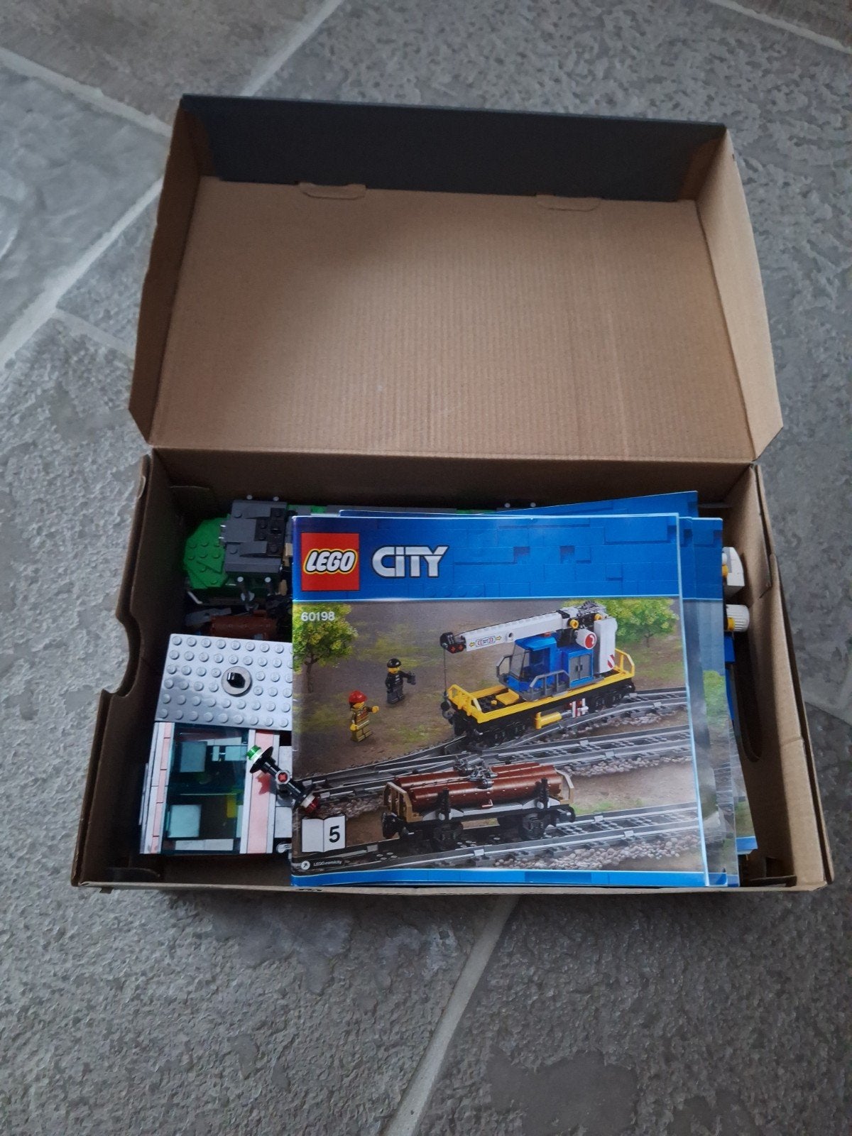Foto 13 van LEGO City Vrachttrein 60198 met extra rails