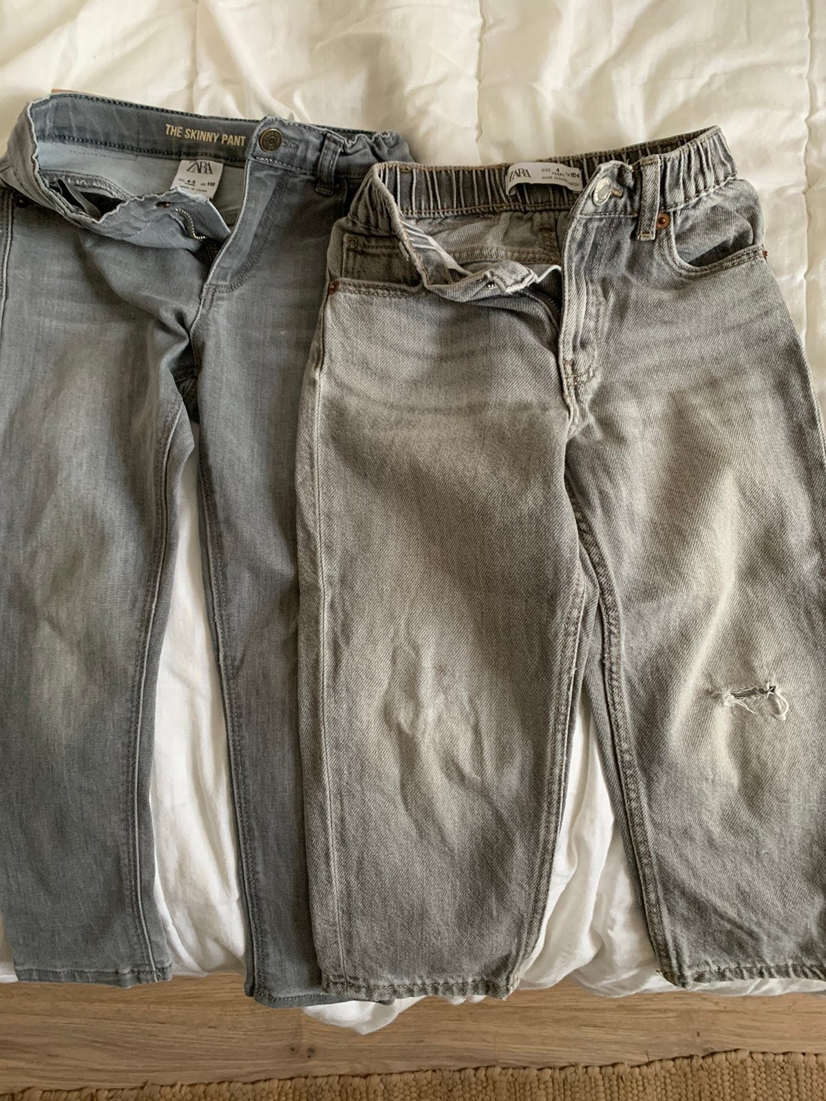 2 grijze spijkerbroekjes, denim, mt.104 en 110, Kinderen en Baby's, Ophalen of Verzenden, Zo goed als nieuw, Jongen, Broek
