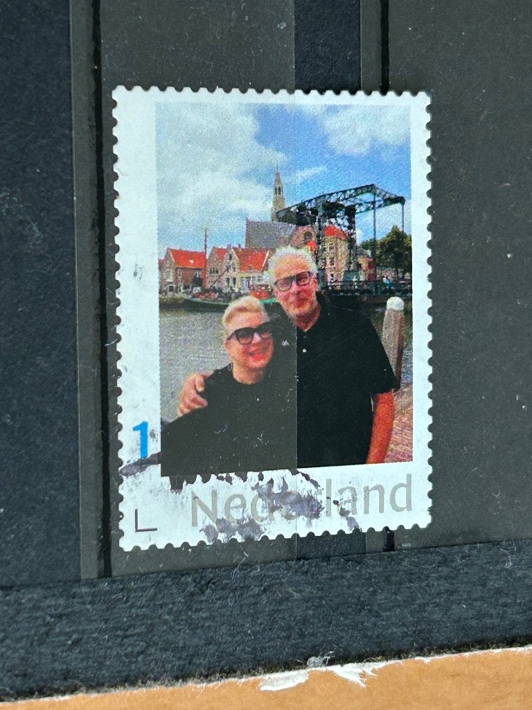Persoonlijke zegel. Edam. Echtpaar voor de Sint-Nicolaaskerk, Postzegels en Munten, Postzegels | Nederland, Ophalen of Verzenden