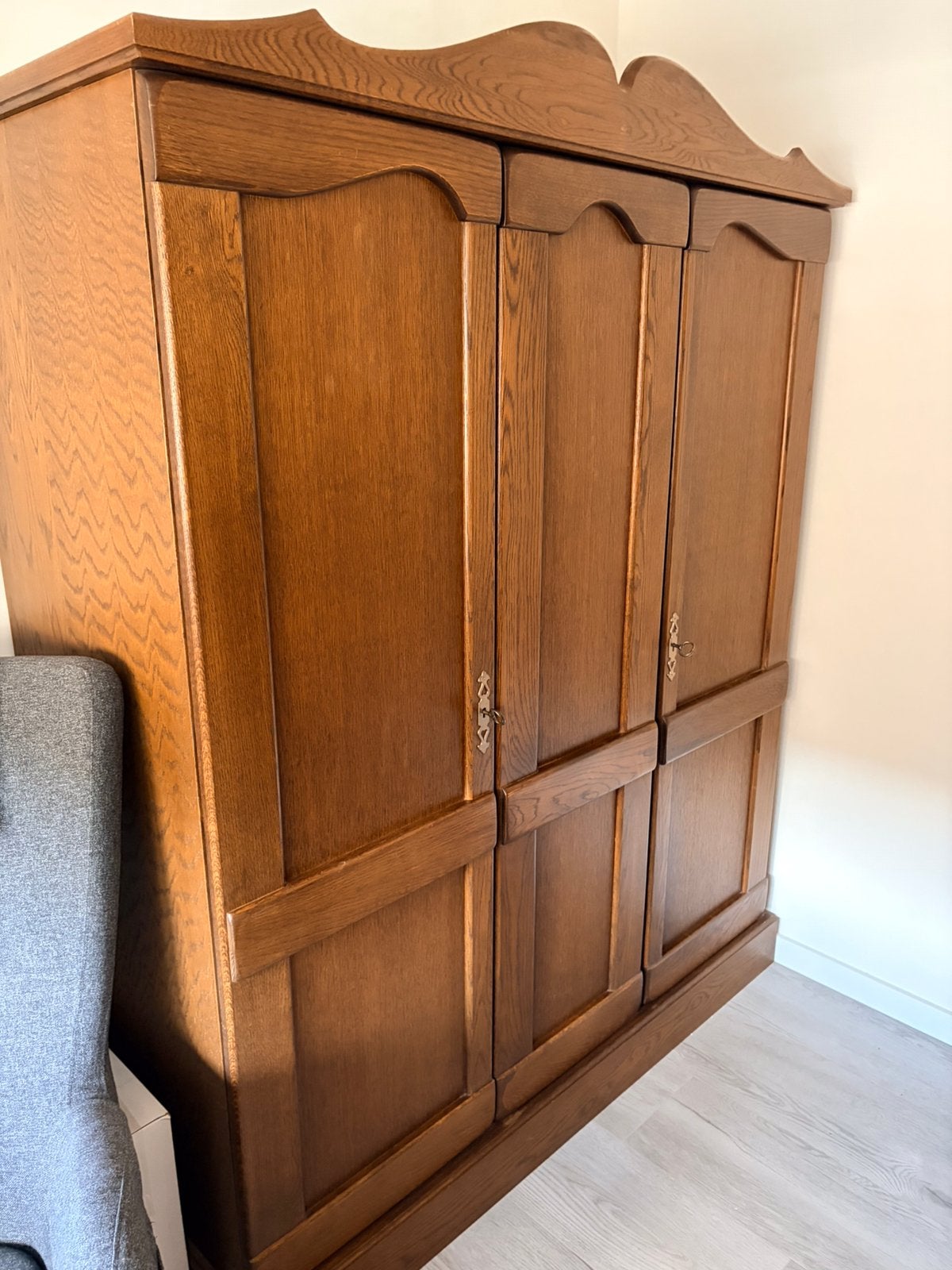 Grote linnenkast, Huis en Inrichting, Kasten | Kledingkasten, Ophalen, Gebruikt, 100 tot 150 cm, Met plank(en)