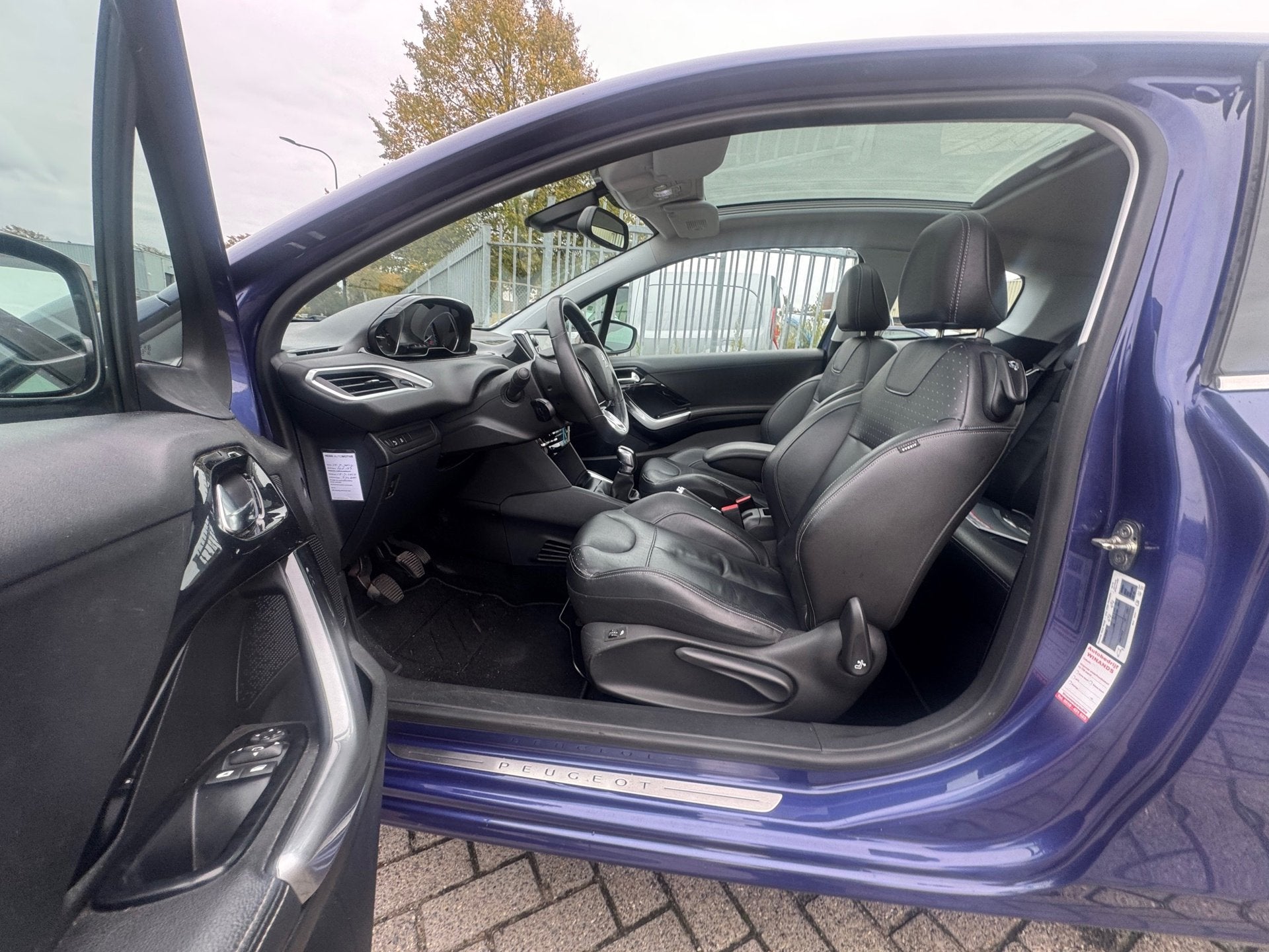 Peugeot 208 1.4 VTi Allure 95PK! NL AUTO NAP! PANORAMA l LEE, Auto's, Voorwielaandrijving, Gebruikt, Zwart, Blauw