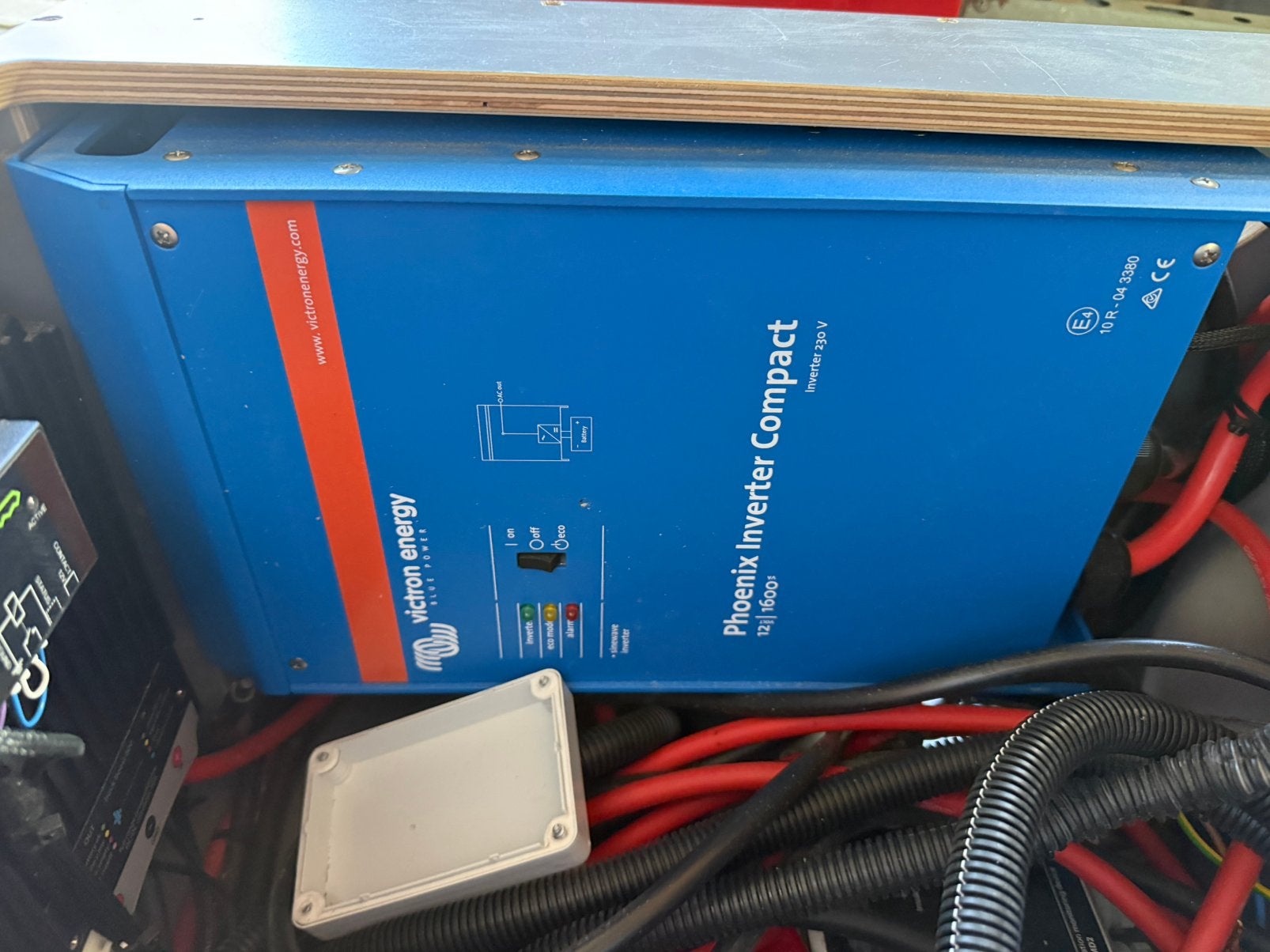 Victron omvormer 12/1600 complete set, Ophalen, Zo goed als nieuw, Overige typen