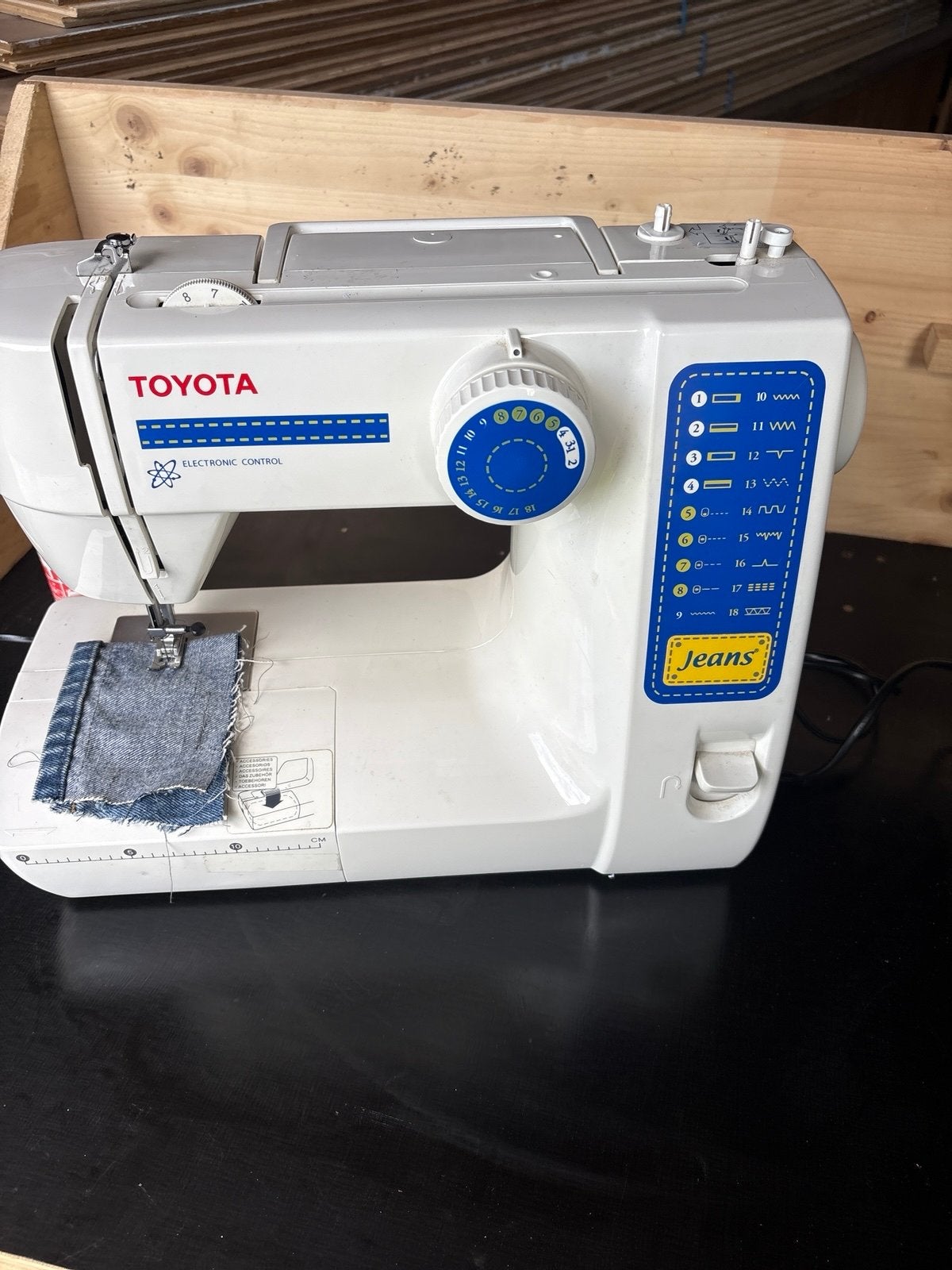Toyota JFS18 Jeans Naaimachine - Zo goed als nieuw, Hobby en Vrije tijd, Ophalen of Verzenden, Zo goed als nieuw, Naaimachine
