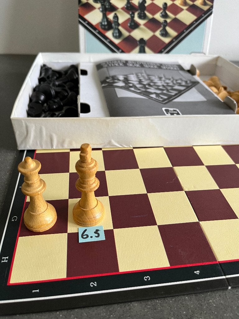 Schaakspel in een doos(houten schaakstenen), Een of twee spelers, Ophalen of Verzenden, Zo goed als nieuw
