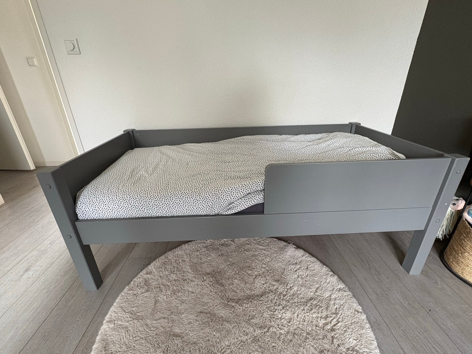 Grijs peuterbed met lattenbodem en matras, Ophalen, 70 tot 85 cm, 140 tot 160 cm, Zo goed als nieuw