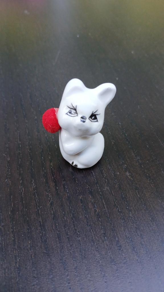 Beeldje kat met rode bal, Ophalen of Verzenden, Zo goed als nieuw, Dier