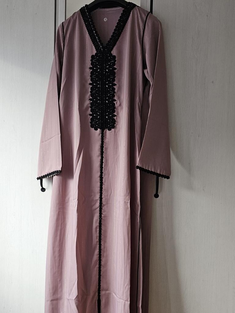 Elegante Roze Kaftan met Zwarte Borduurdetails, Maat 46/48 (XL) of groter, Nieuw, Ophalen of Verzenden, Onbekend