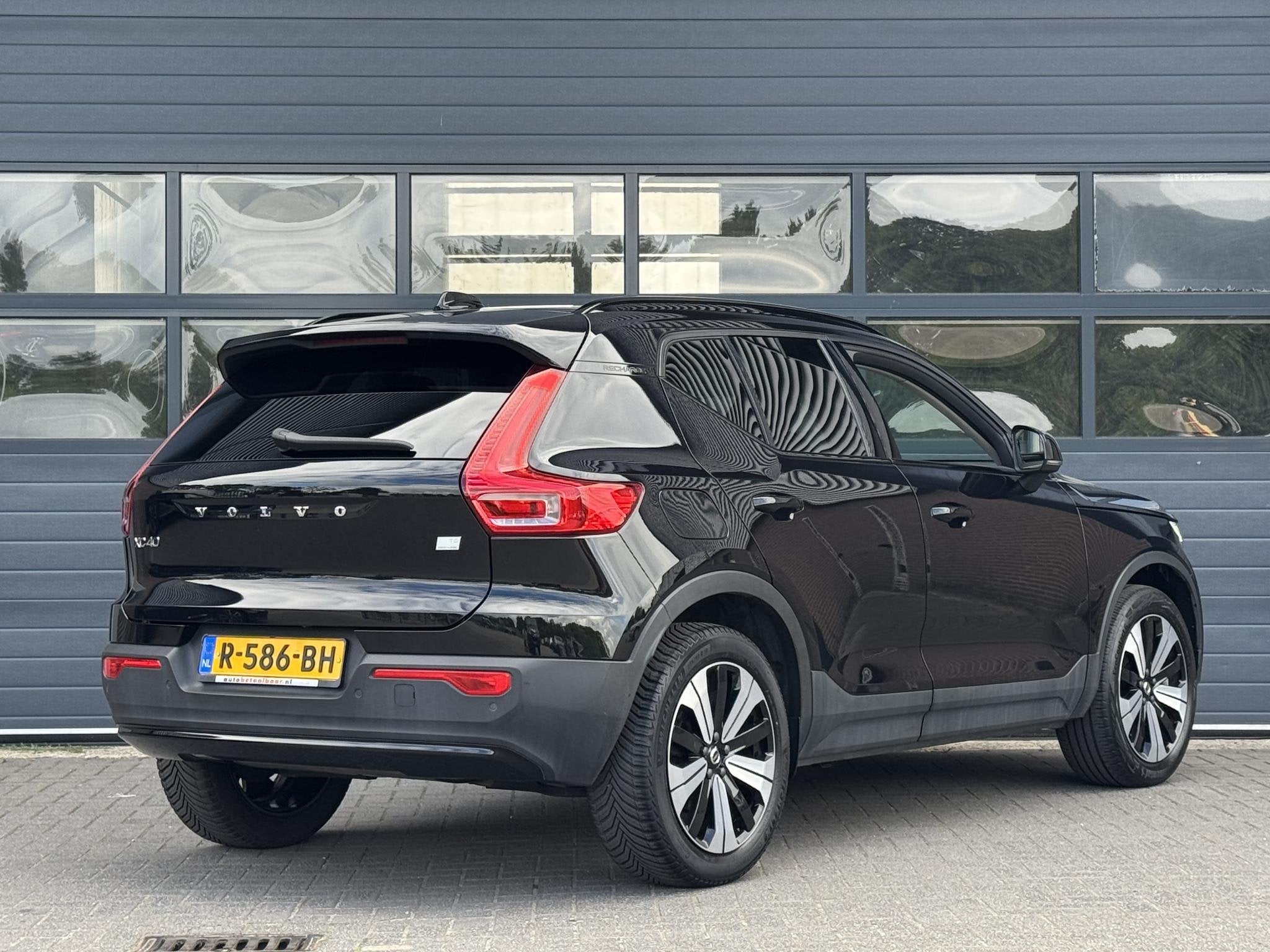 VOLVO XC40 1.5 T5 PLUG-IN HYBRID PLUS DARK I LEDEREN BEKLEDI, Met garantie (alle), Zwart, Hybride Elektrisch/Benzine, 3 cilinders