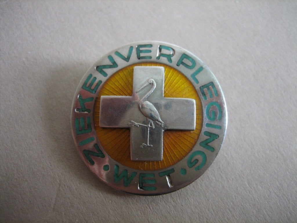 Oude speld verpleegster wet ziekenverpleging zilver - Begeer, Ophalen of Verzenden