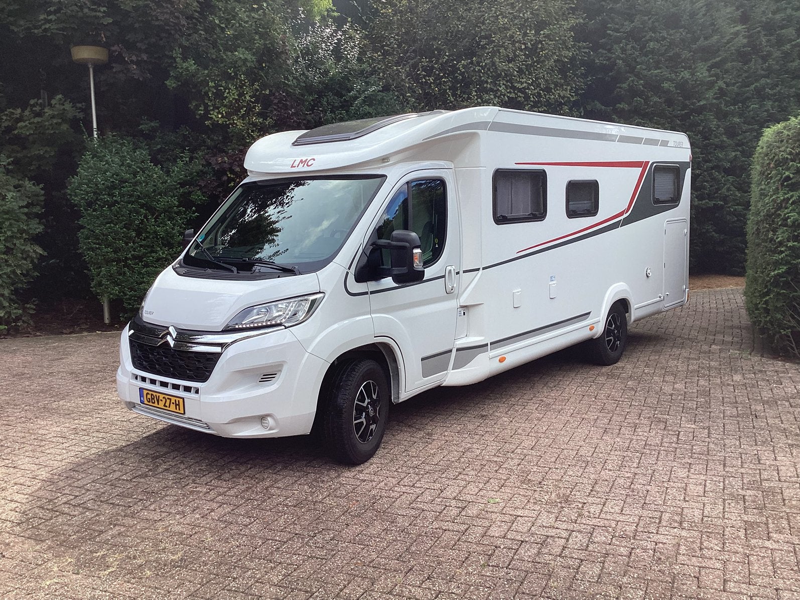 LMC Tourer T730G BJ 2023  lage KM stand 15.500 KM Nieuwstaat, Caravans en Kamperen, Campers, Luifel, Koelkast, Ringverwarming