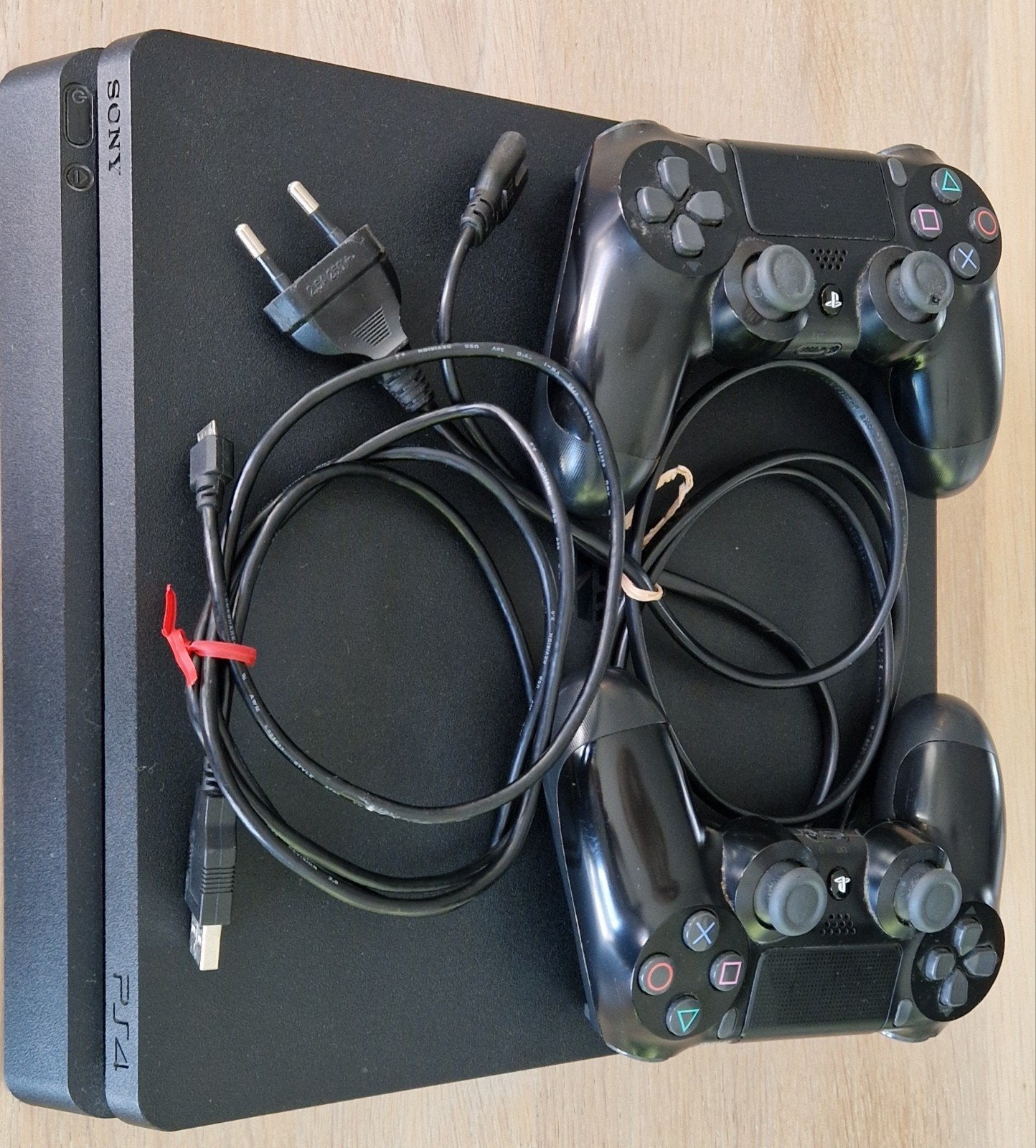 PlayStation 4 Slim (CUH-2216B) 1-TB + 2 controllers + games, Spelcomputers en Games, Spelcomputers | Sony PlayStation 4, Ophalen