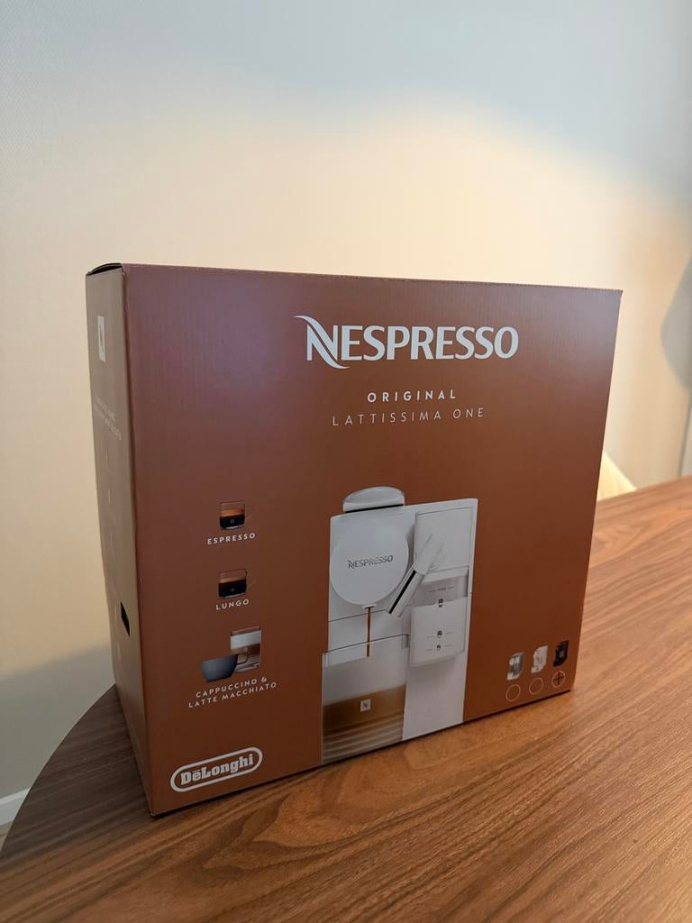 Nespresso Lattissima One Zwart NIEUW, Ophalen, Nieuw, Koffiemachine, Koffiepads en cups