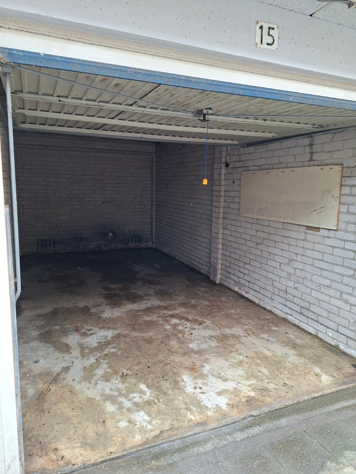 TE HUUR GARAGEBOX ROTTERDAM.