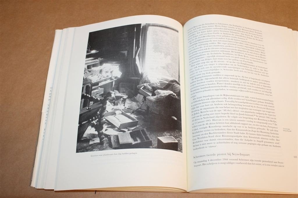 Arnhem 44/45 — Evacuatie en Bevrijding — Fotoboek, Boeken, Ophalen of Verzenden, Gelezen