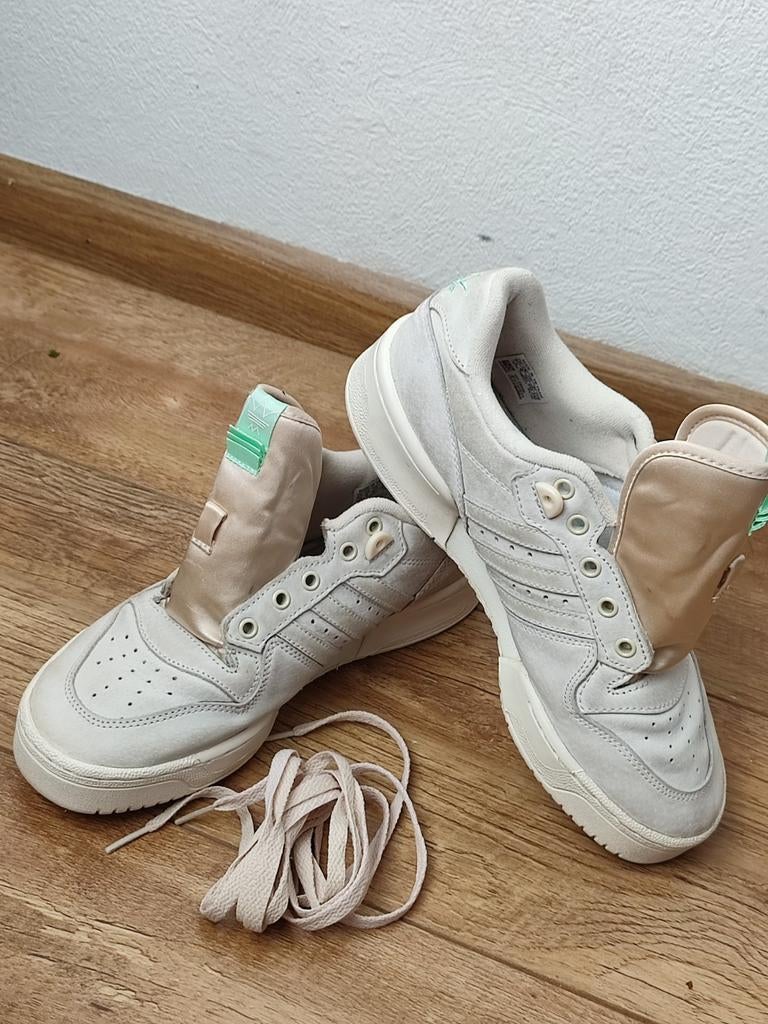 Adidas Originals Rivalry Low 39 wit creme leer suede, Adidas, Wit, Ophalen of Verzenden, Sneakers of Gympen