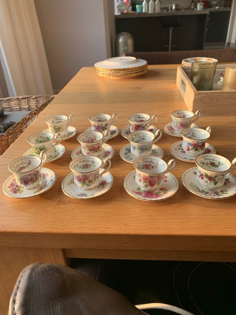 Royal Albert - 12 maanden mini kop en schotels, Huis en Inrichting, Keuken | Servies, Ophalen of Verzenden, Zo goed als nieuw