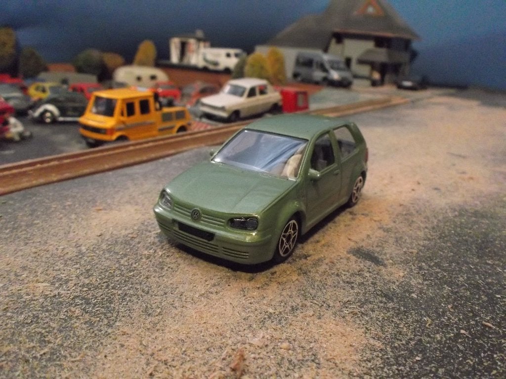 1:43 Volkswagen Golf Mk.4 GTi - Bburago metallic-groen, Ophalen of Verzenden, Zo goed als nieuw, Auto, Overige merken