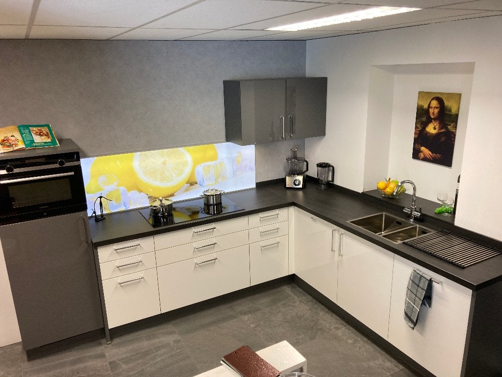 SHOWROOMOPRUIMING: Moderne Hoekkeuken incl. Apparatuur, Huis en Inrichting, Keuken | Complete keukens, Ophalen, Overige kleuren