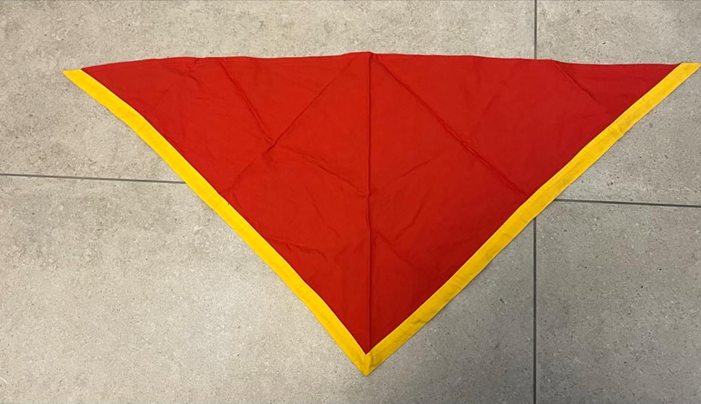 Scouting sjaal rood met gele rand, Verzamelen, Scouting, Ophalen of Verzenden, Zo goed als nieuw, Pet, Hoed of Sjaal