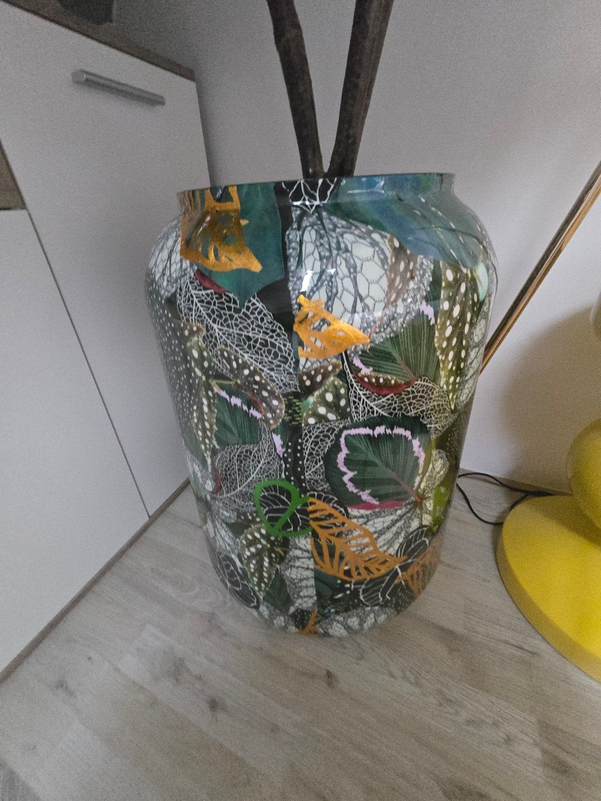 Grote decoratieve vaas met bladmotief, Ophalen