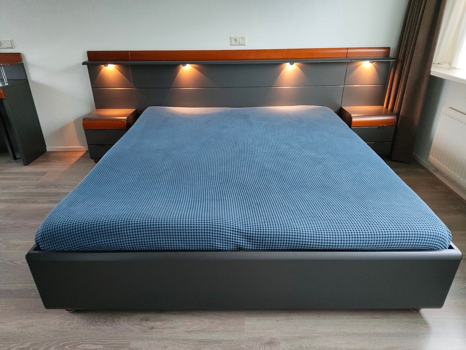 Avek bed 180 x 210 met verstelbare bodems en kaptafel, Ophalen, Verstelbaar, Bruin, 210 cm