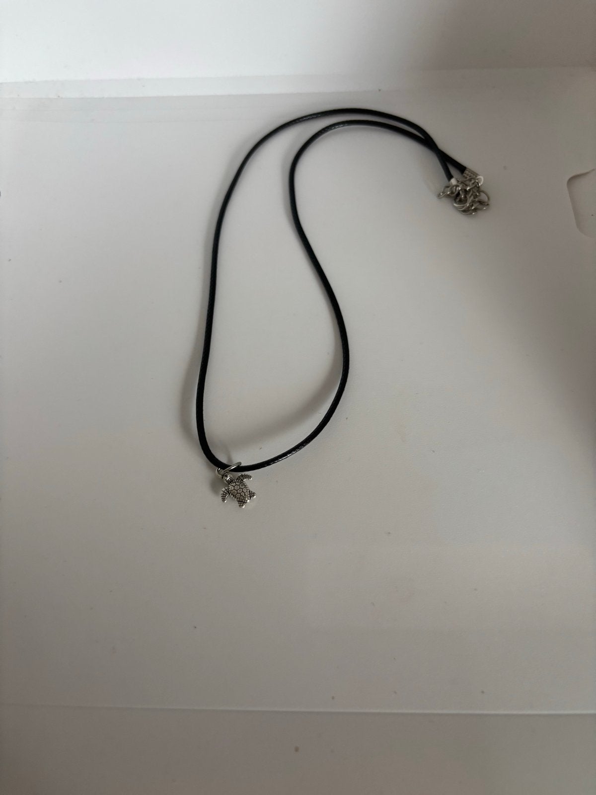 Nieuwe ketting met schildpad hanger, Sieraden, Tassen en Uiterlijk, Kettingen, Verzenden, Zwart, Nieuw, Overige materialen