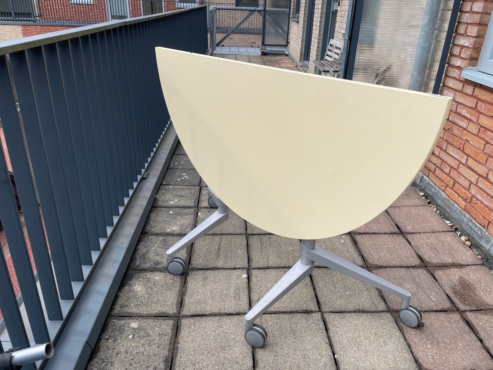 Mooie Halfronde tafel op wielen - Gebruikt, Gebruikt, Ophalen of Verzenden, Overige vormen, 60 cm of meer