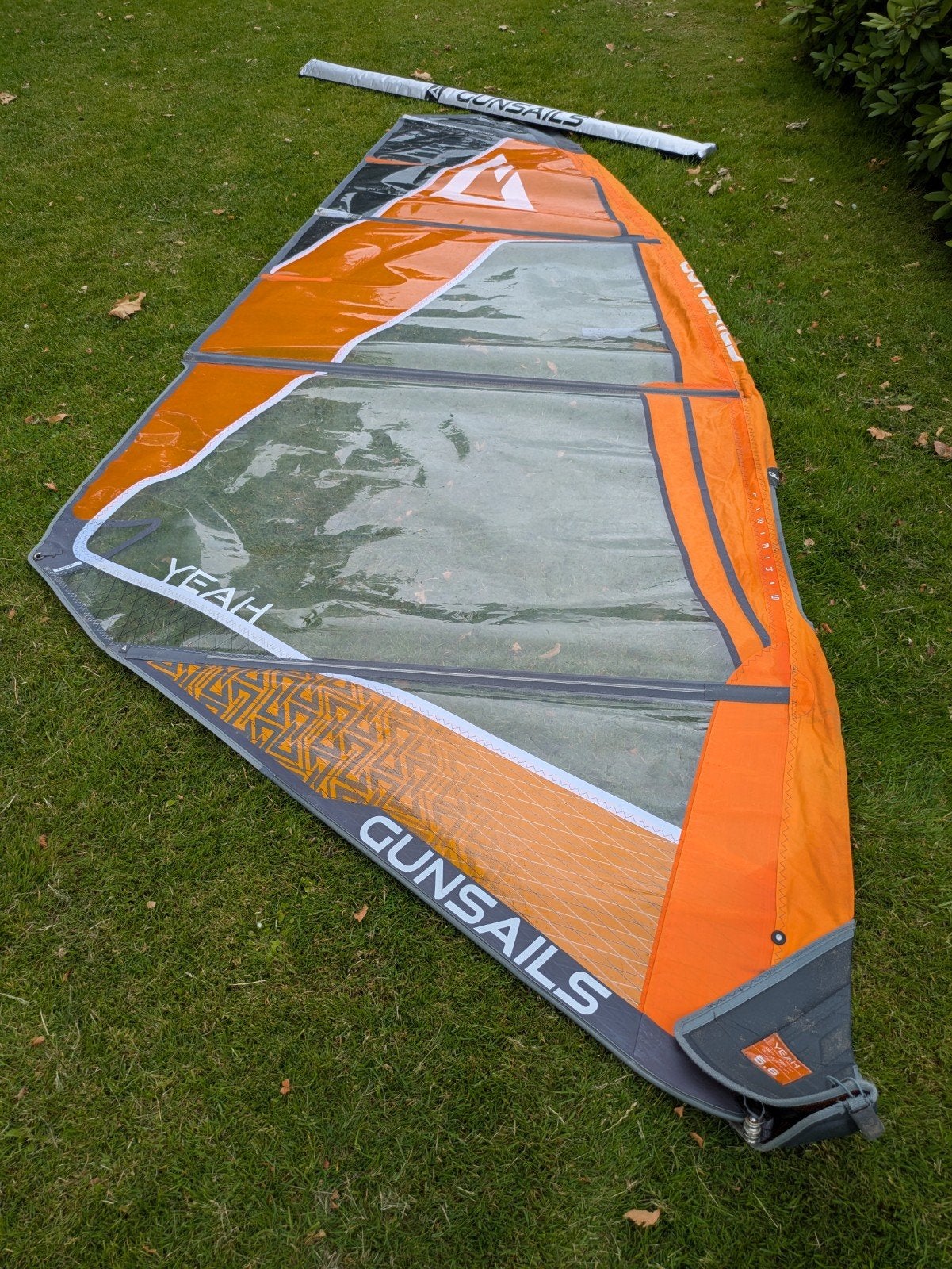 Gunsails Yeah 5.6m² windsurfzeil met mast, Ophalen, Gebruikt, 5 tot 6.5 m², Zeil