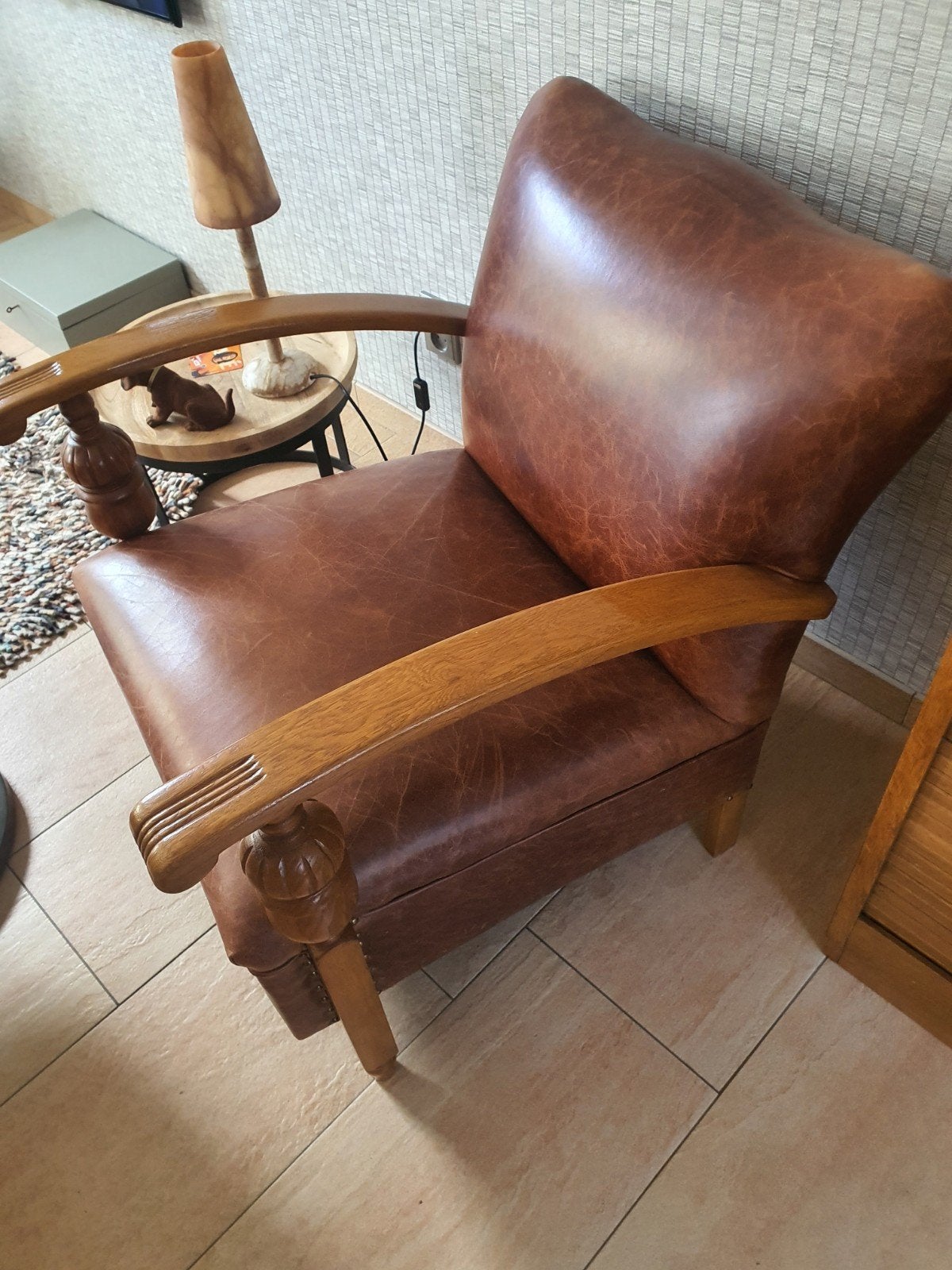 Vintage fauteuil, nieuw bekleed met dik leer, Huis en Inrichting, Fauteuils, Ophalen, Zo goed als nieuw, 75 tot 100 cm, Leer